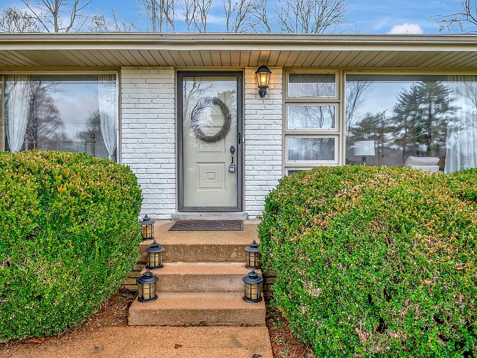 Welcome to 7867 Hwy 100, Unit A in Bellevue. This house is conveniently situated between parks and retail, both just a few minutes away.