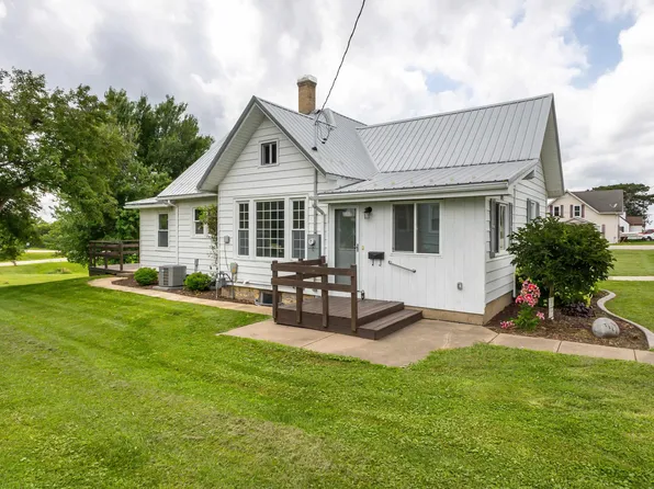 105 W Benton St, Andrew, IA 52030