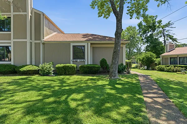 3 bed, 1395 sqft, $2,100 — Photo 2