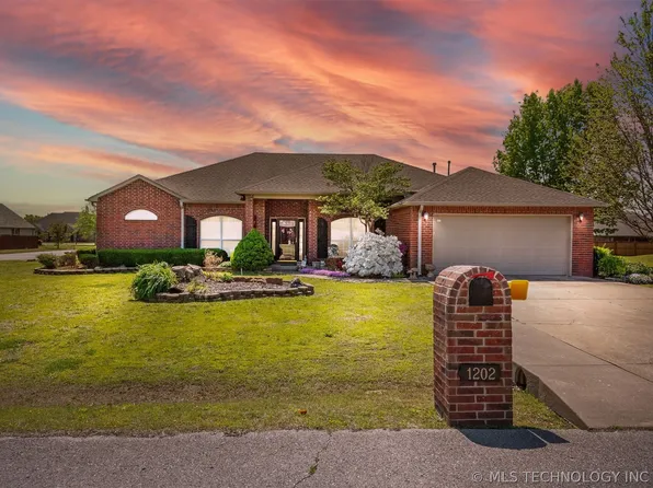 1202 SW 22nd St, Wagoner, OK 74467