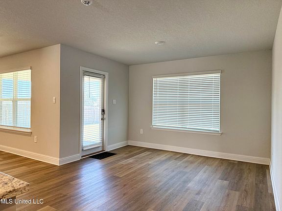 5th image of 196 Mill Ct