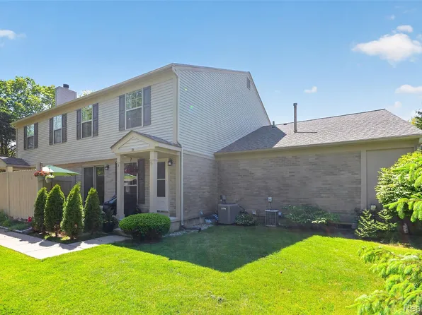 70 Pine Tree Ridge Dr Unit 2, Waterford, MI 48327