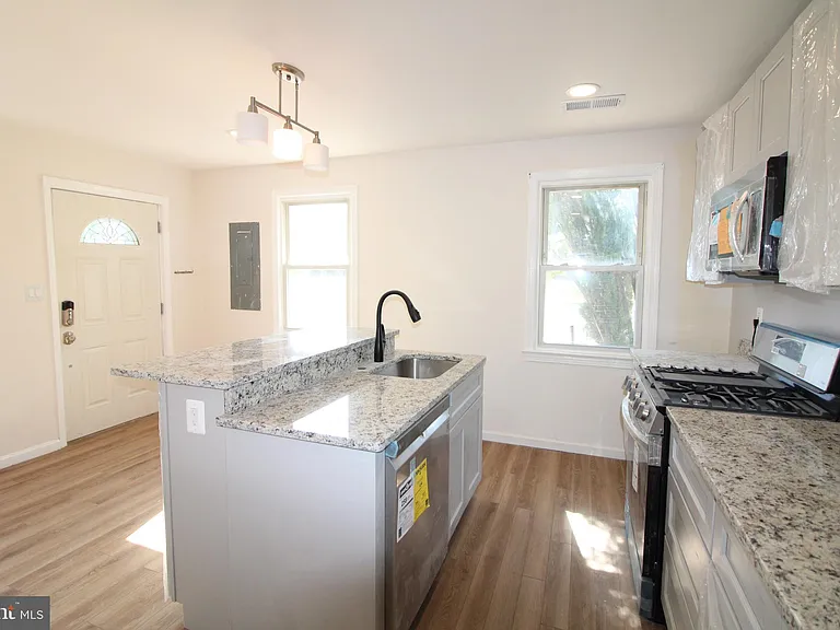 24 E Reed Ave — Photo 2
