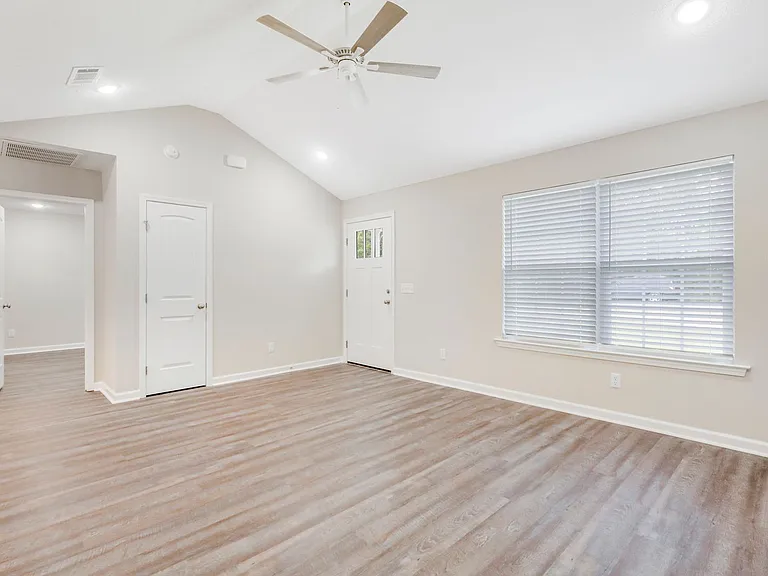 561 Church Cir — Photo 3