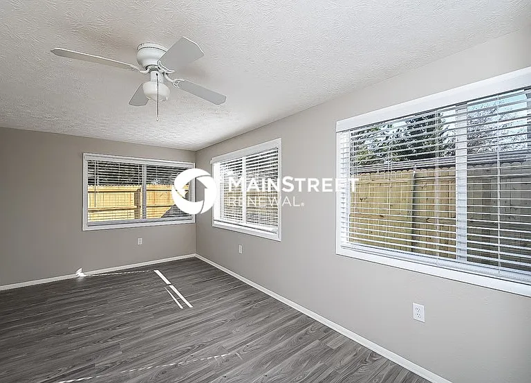 4010 Stratfield Dr — Photo 11