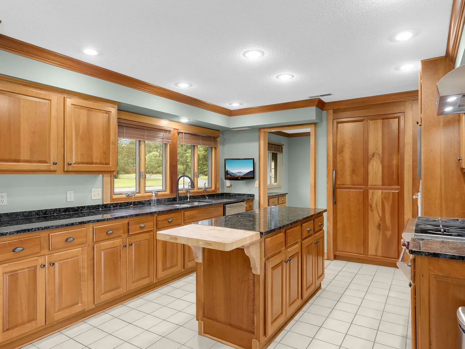 3 bed, 3366 sqft, $5,900 — Photo 3