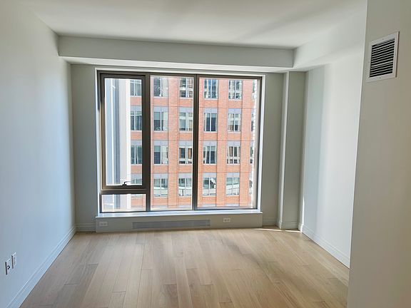 3rd image of 135 Seaport Blvd #910