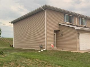 1988 Golden Eagle Dr, Dubuque, IA 52001