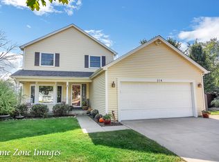 214 Meadows Dr, Sugar Grove, IL 60554