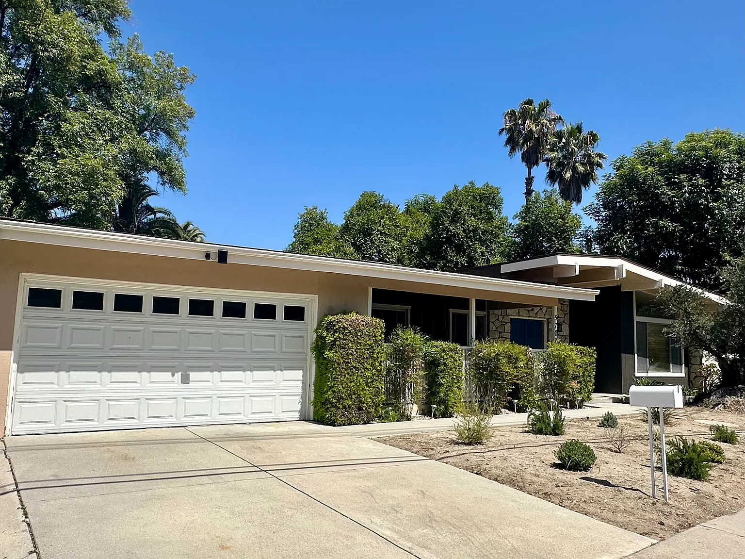 4 bed, 2566 sqft, $5,900 — Photo 2