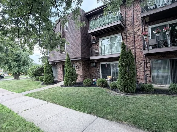 7005 99th St APT 2W, Chicago Ridge, IL 60415