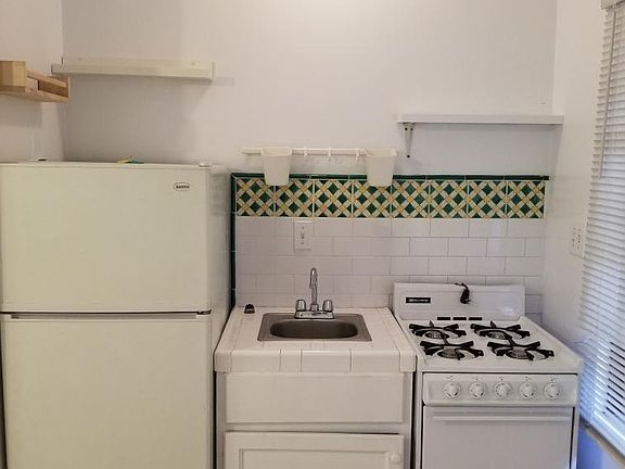 4th image of 944 N Sweetzer Ave #3/4