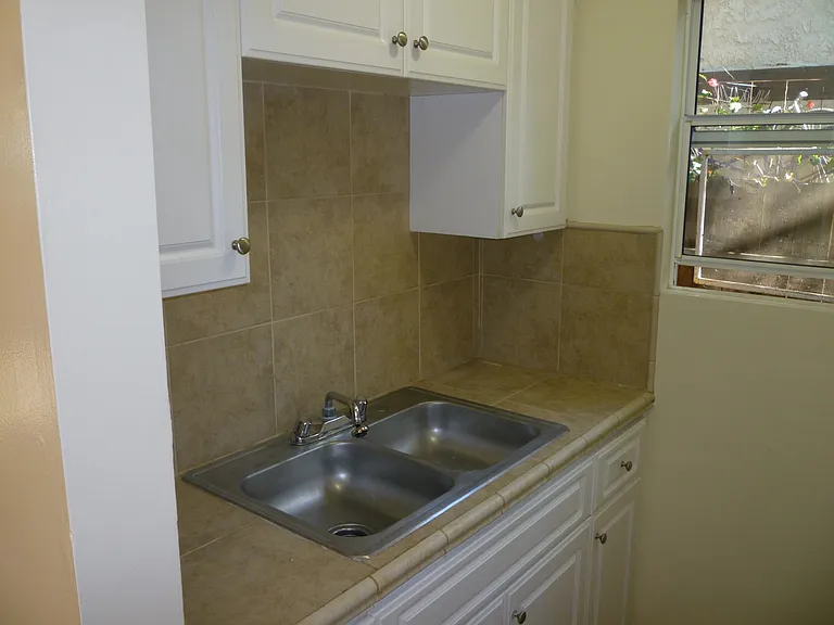 1106 N Raymond Ave #B — Photo 5