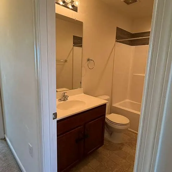 38 Lombard Ln — Photo 24