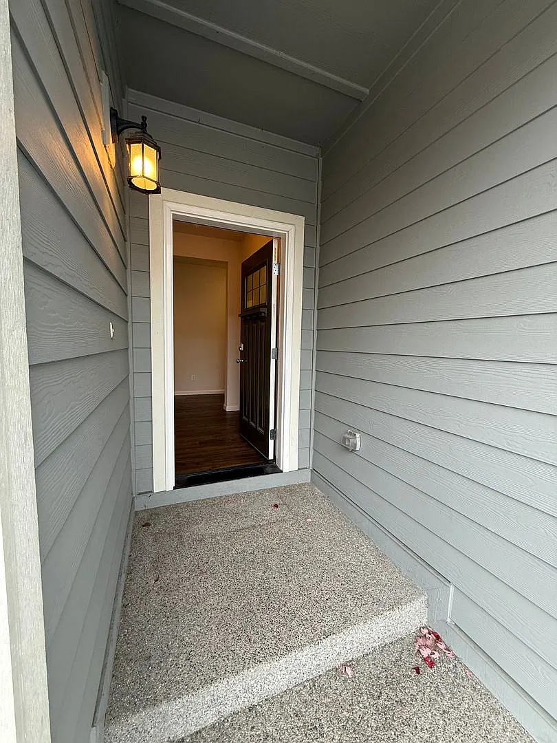 Spacious Condo - Large Garage and Private Patio — Photo 3