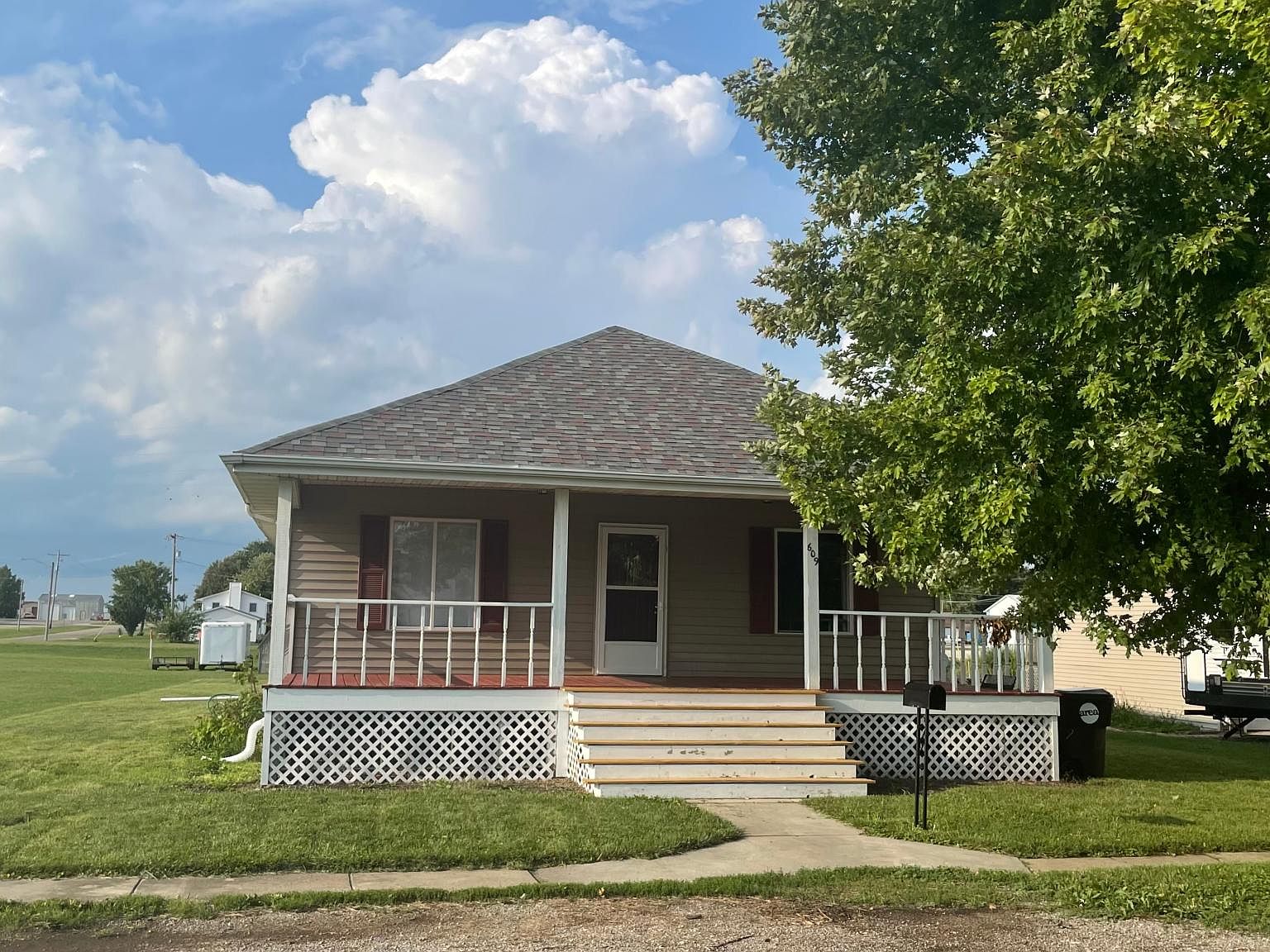609 W Center St, Le Roy, IL 61752 Zillow