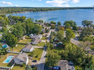 5414 Lake Vista Dr, Waterford, MI 48327