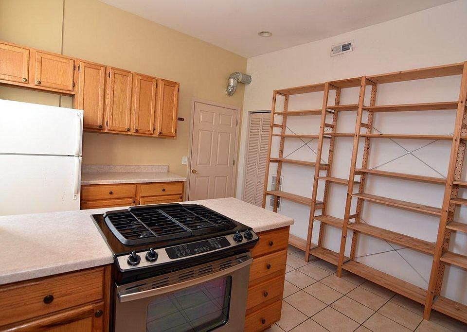 1st image of 1322 N Artesian Ave #1