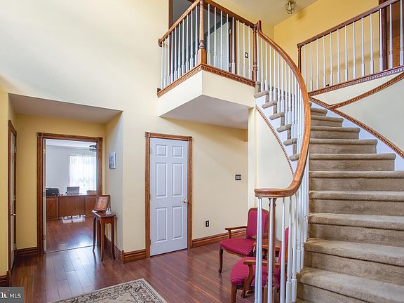5th image of 110 Rose Dr
