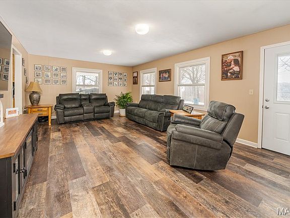 4th image of 105 Watkins St