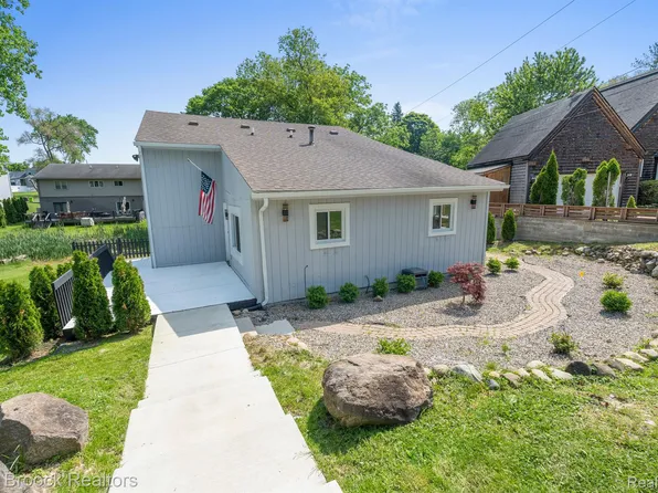 2270 Crown Dr, Novi, MI 48377