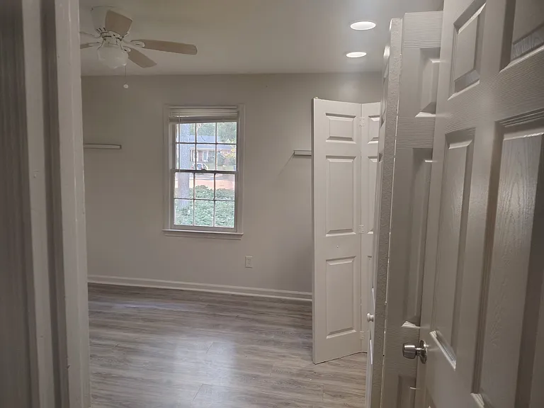425 Charleston Ln — Photo 2