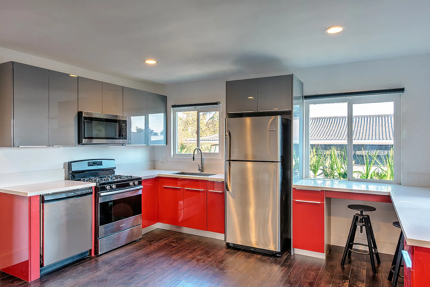 One Bedroom w/ New Appliances | Downtown Los Angeles & Minutes to USC | — Photo 2