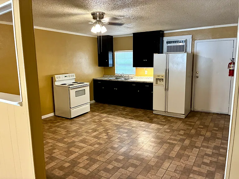 401 Avenue J #2 — Photo 4