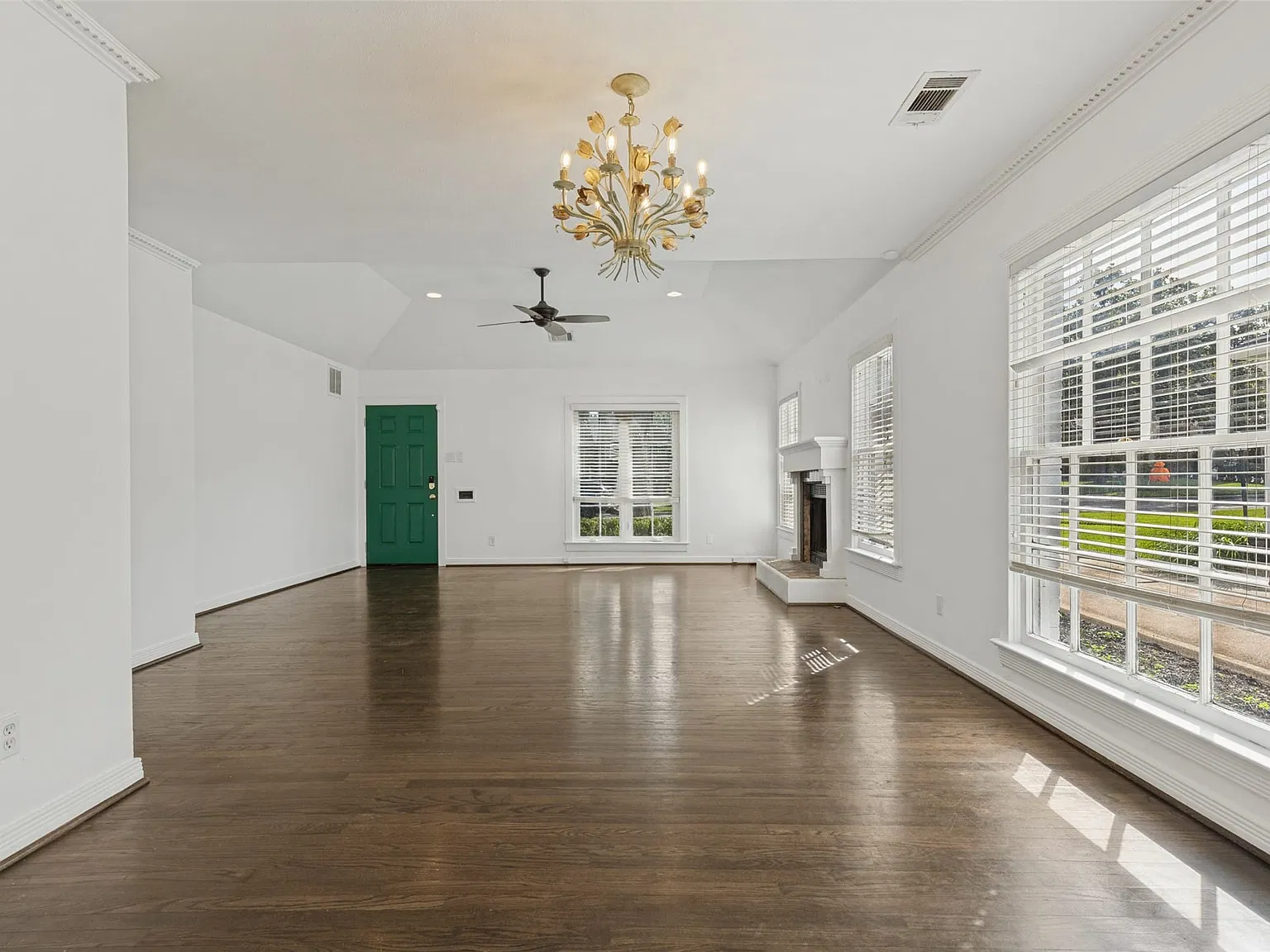 2 bed, 2.0 bath, 1383 sqft, $4,000 — Photo 2