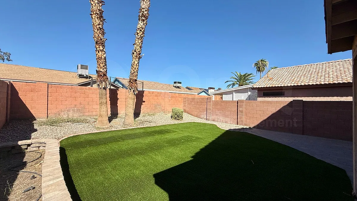 3 bed, 2.5 bath, 1601 sqft, $2,399 — Photo 2