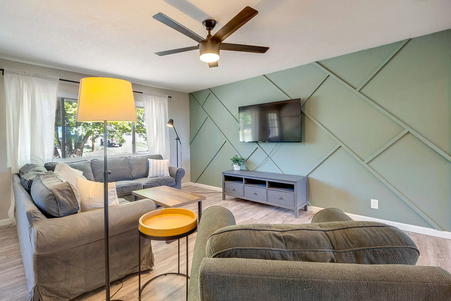 4 bed, 3.0 bath, 1496 sqft, $4,276 — Photo 3