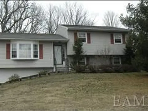 4 Pierce Arrow Rd, Hopewell Junction, NY 12533