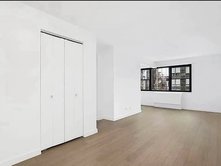 222 E 39th St #9F — Photo 2
