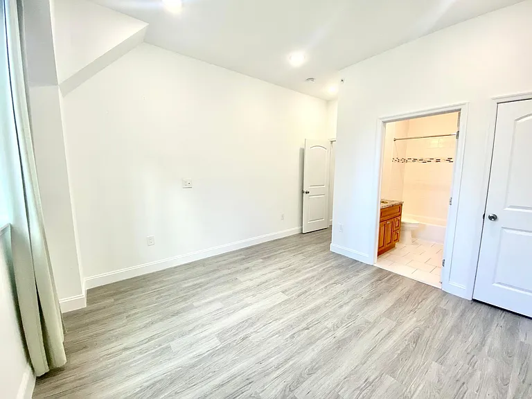 439 N 13th St #3E — Photo 6