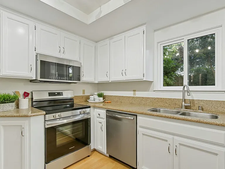325 E 8th St #2 — Photo 3