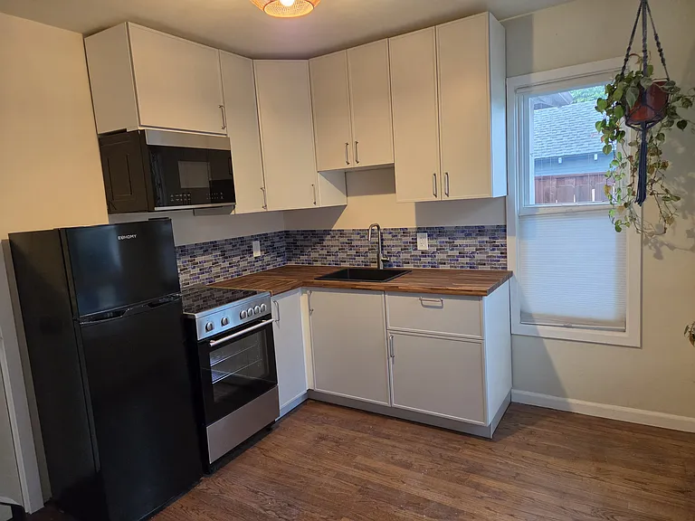 121 Glenwood Ave — Photo 2