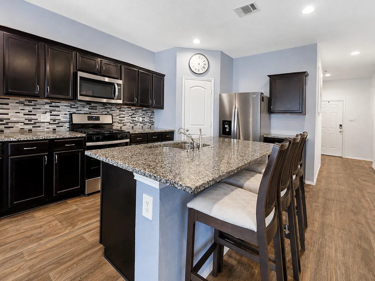 4 bed, 2.0 bath, 1851 sqft, $2,300 — Photo 2