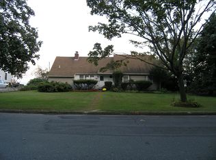 8 Barry Ln, Blue Point, NY 11715