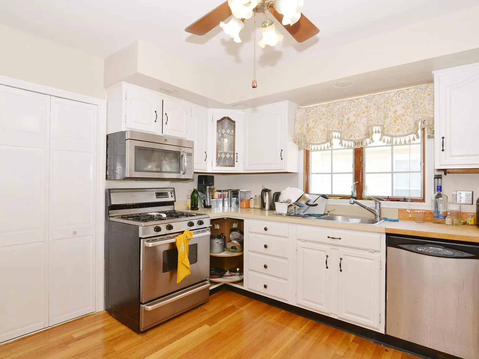4 bed, 1400 sqft, $4,200 — Photo 3