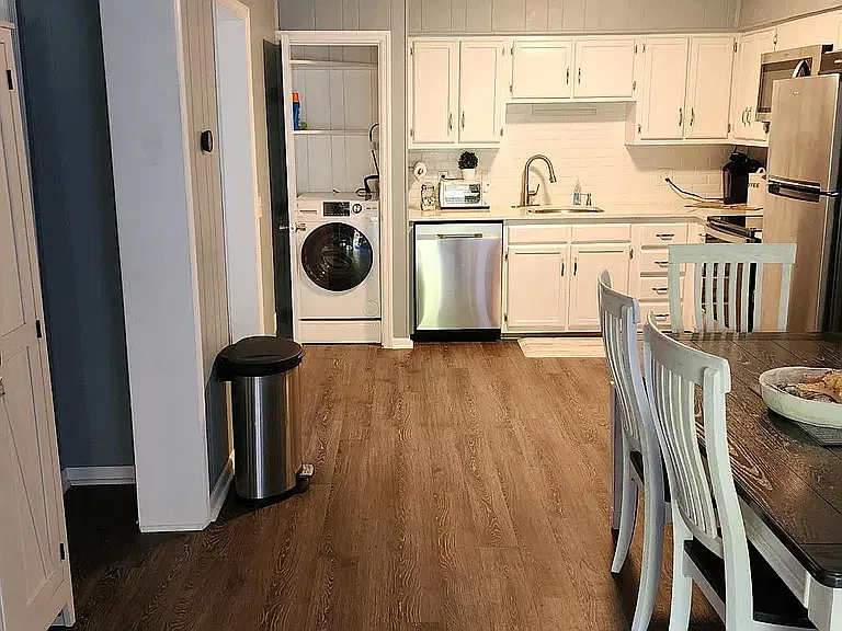 2 bed, 864 sqft, $2,200 — Photo 2
