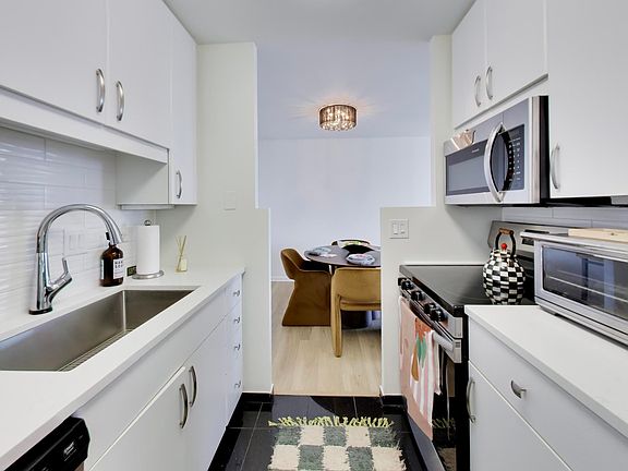 4th image of 111 E Chestnut St APT 35J