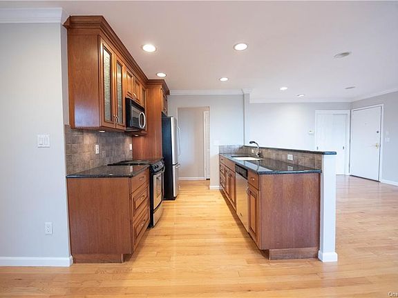 3rd image of 934 Sierra Vista Ln