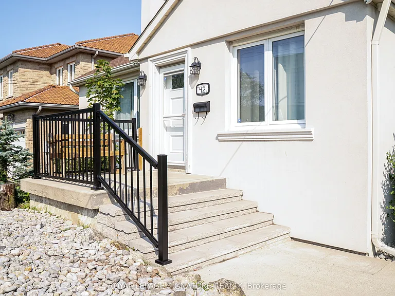 42 Kingsview Blvd — Photo 2