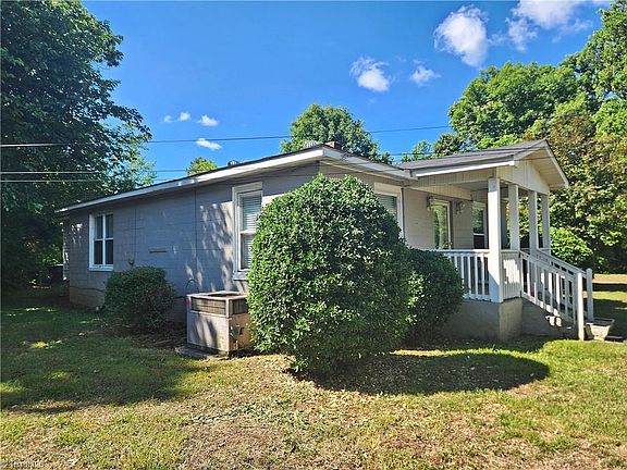 3rd image of 3021 Branderwood Dr