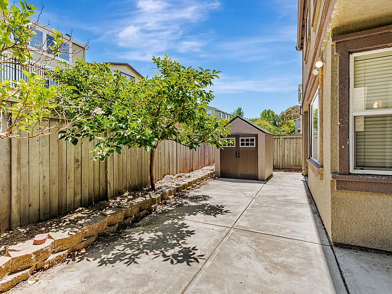 118 Copper Beech Gln — Photo 37