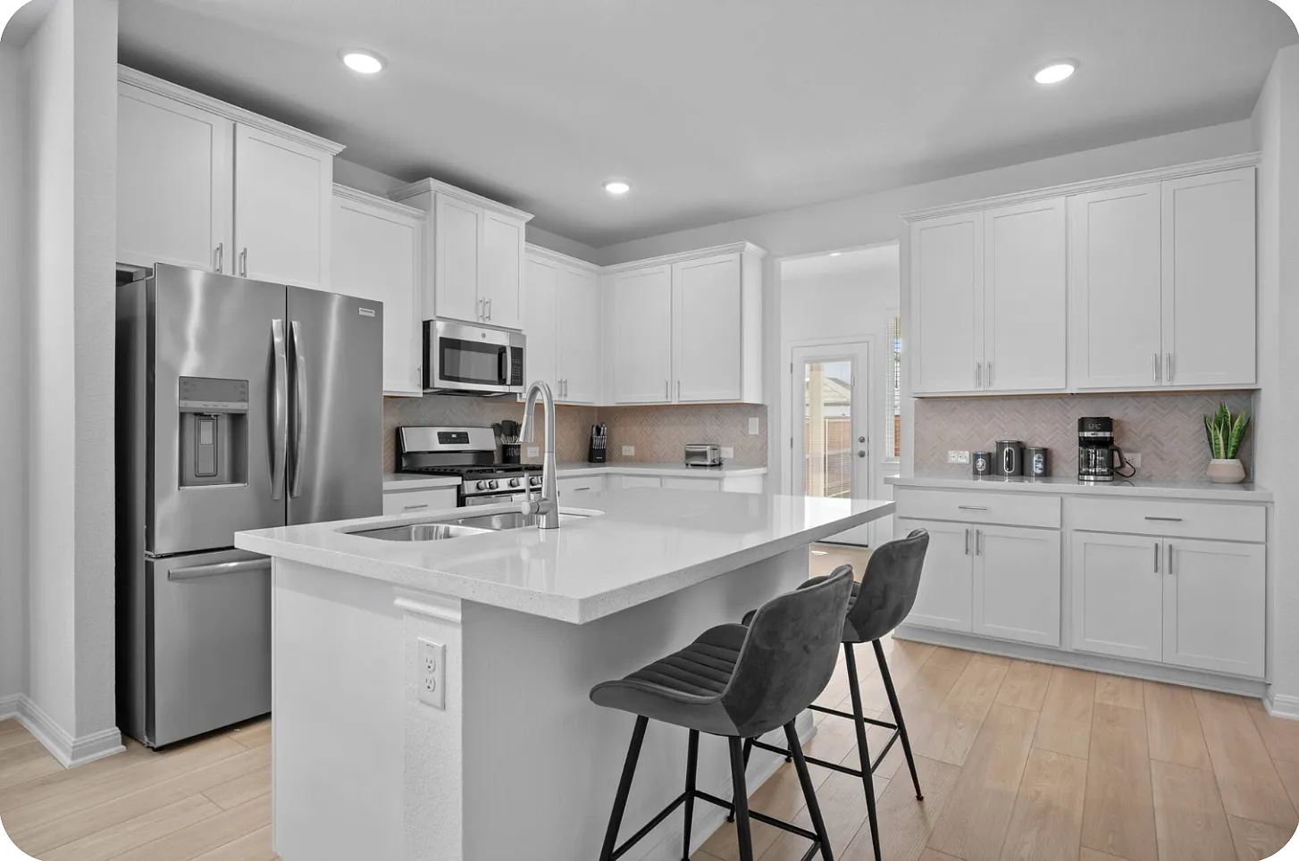 4 bed, 2033 sqft, $4,200 — Photo 3