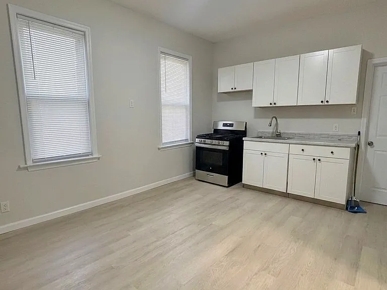 64 Van Buren St #1 — Photo 2