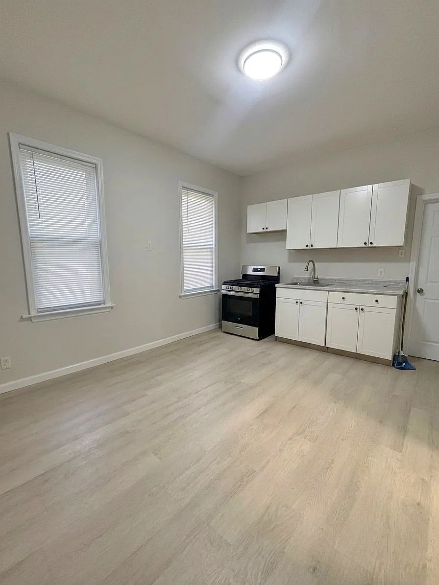 Building Photo - 64 Van Buren St #1