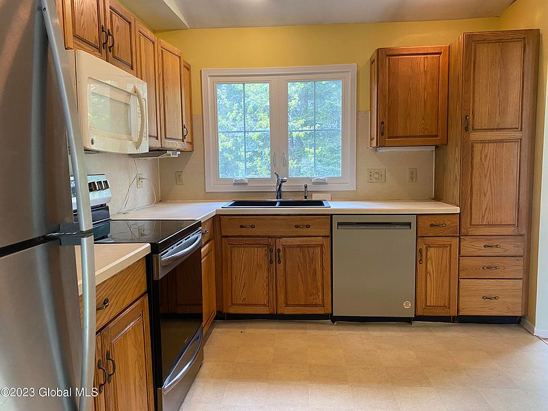 3rd image of 242 Yorktown Court