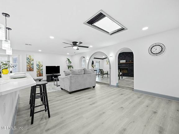 3rd image of 1540 LAVILLA Drive N